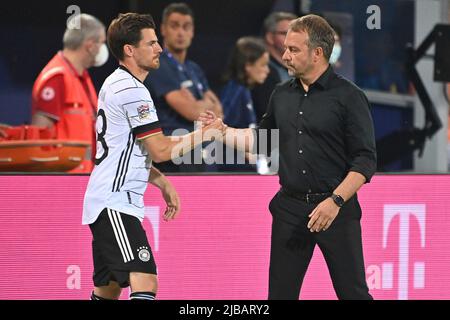 Bologna, Italien. 04.. Juni 2022. Bundestrainer Hans Dieter Hansi FLICK (GER) mit Jonas HOFMANN (GER) vor der Substitution. Fußball UEFA Nations League, Gruppenphase 1.Spieltag Italien (ITA) - Deutschland (GER) 1-1, am 4.. Juni 2022, Renato Dall `Ara Stadium Bologna Credit: dpa/Alamy Live News Stockfoto